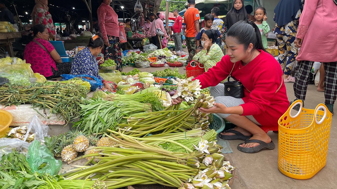Busy market in the morning, 22 weeks pregnant mom buy fresh vegetable for cooking