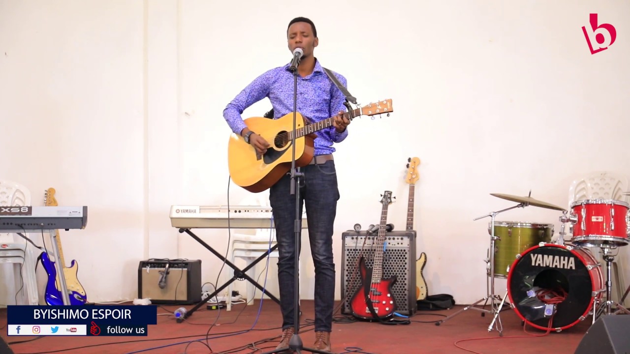 Papy Claver ahesheje umugisha benshi aririmba indirimbo zo mu gitabo zikunzwe cyane, ......