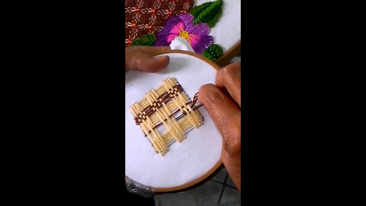 maestra mari luna bordando la canasta del conejito