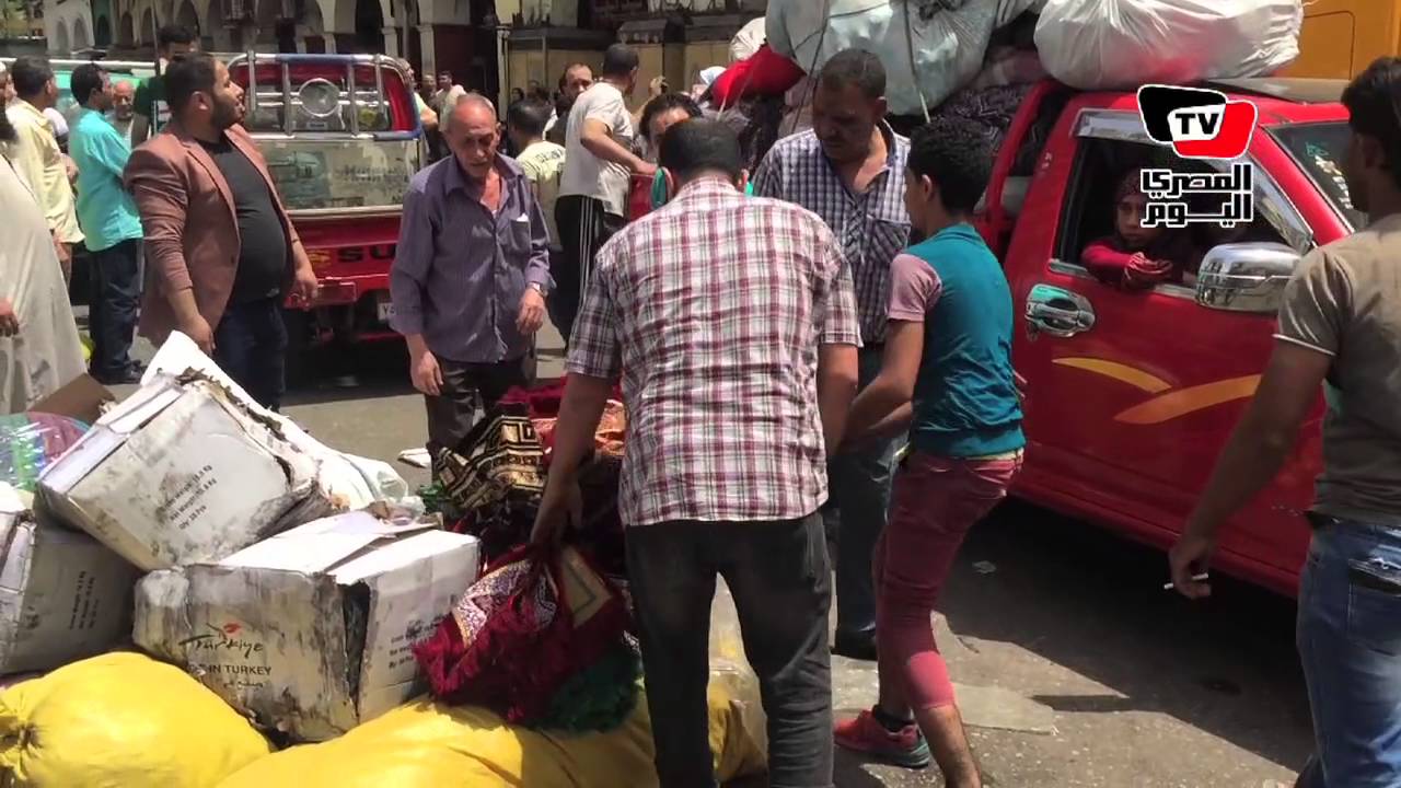 تجار «الرويعي» ينقلون البضائع الناجية من حريق «العتبة»