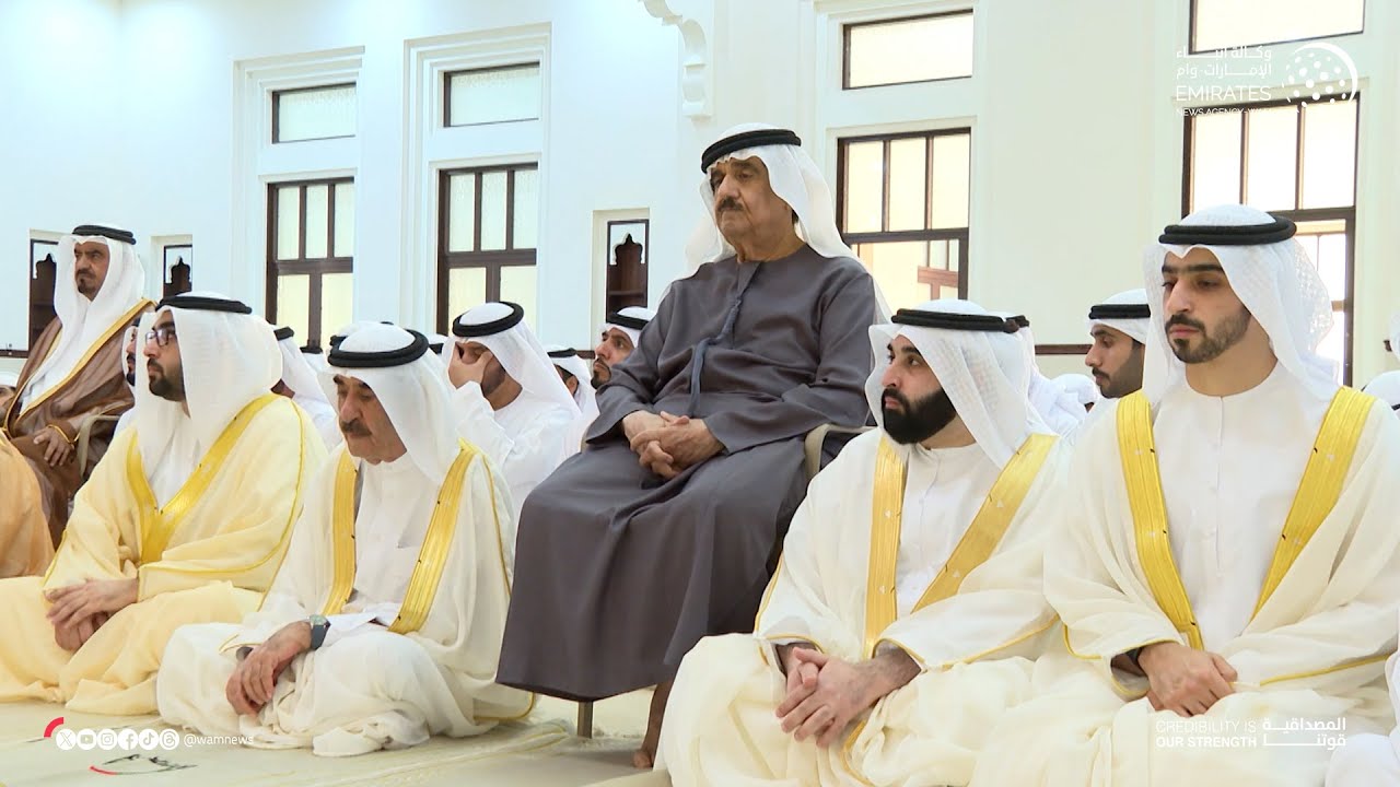 حاكم أم القيوين يؤدي صلاة عيد الفطر بمسجد الشيخ أحمد بن راشد المعلا