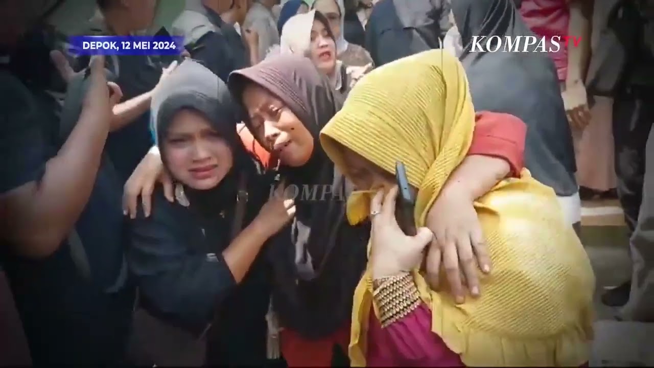 Tangis Pecah Orang Tua Sambut Jenazah Anaknya Korban Kecelakaan Bus Siswa SMK Depok di Rumah Duka