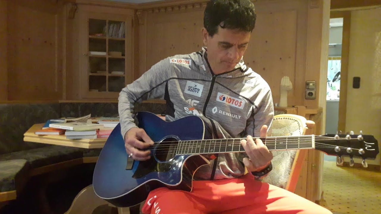 Horngacher daje popis gry na gitarze! Żyła pod wrażeniem