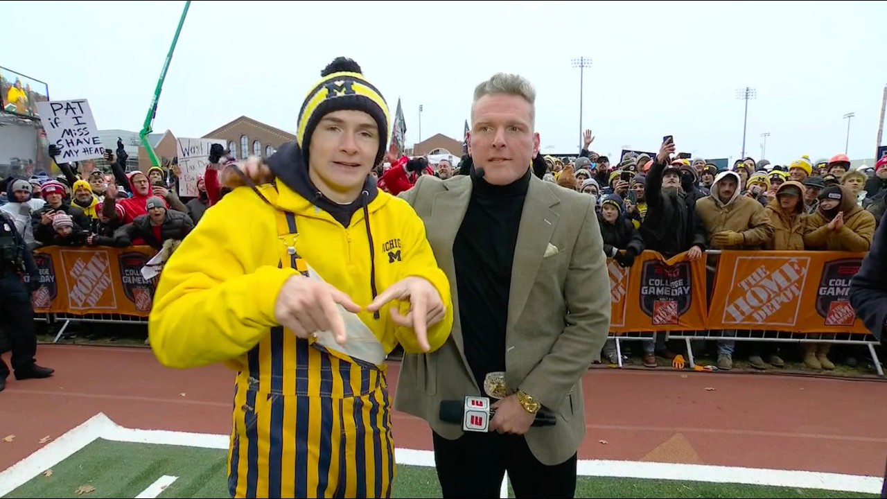 'THIS GUY SUCKS!' 🗣️ Pat McAfee gives Michigan fan opportunity to kick for $1M 💰🏈 | College GameDay