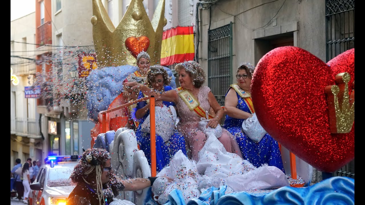 1.700 kilos de papelillos dieron color al multitudinario desfile de carrozas de Abarán