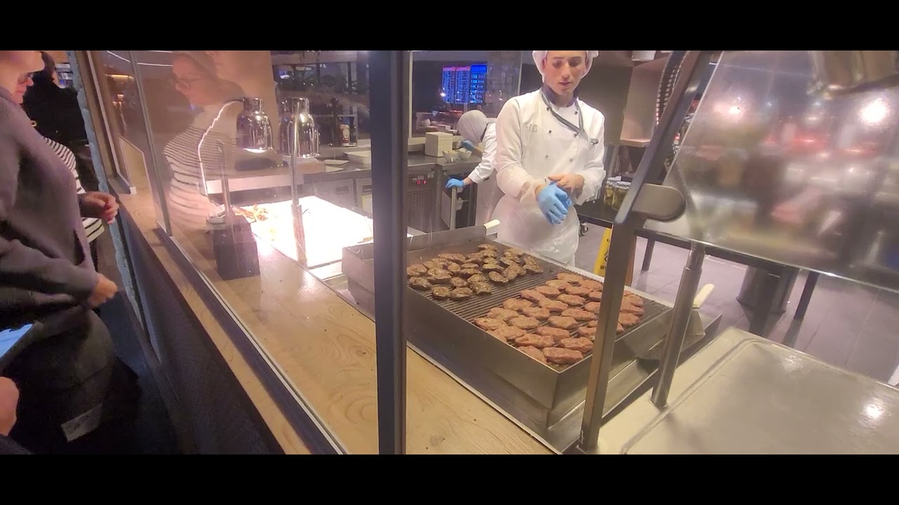 Inside Turkish Airlines Luxury Lounge at Istanbul Airport 🍽️ Amazing Meatballs & Chicken!