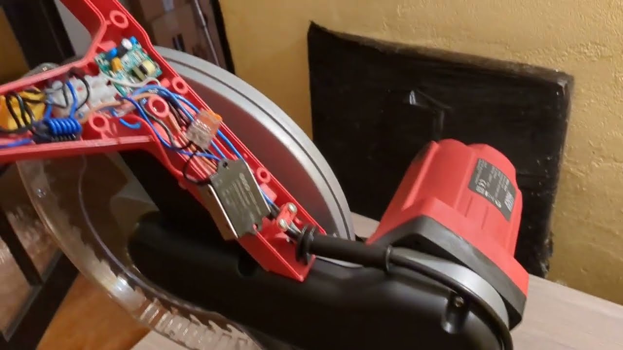 Soft start w ukośnicy Jula Meec Tools 305