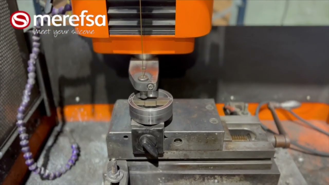 Hole drilling EDM process - Merefsa /   Proceso de taladro de agujeros EDM - Merefsa