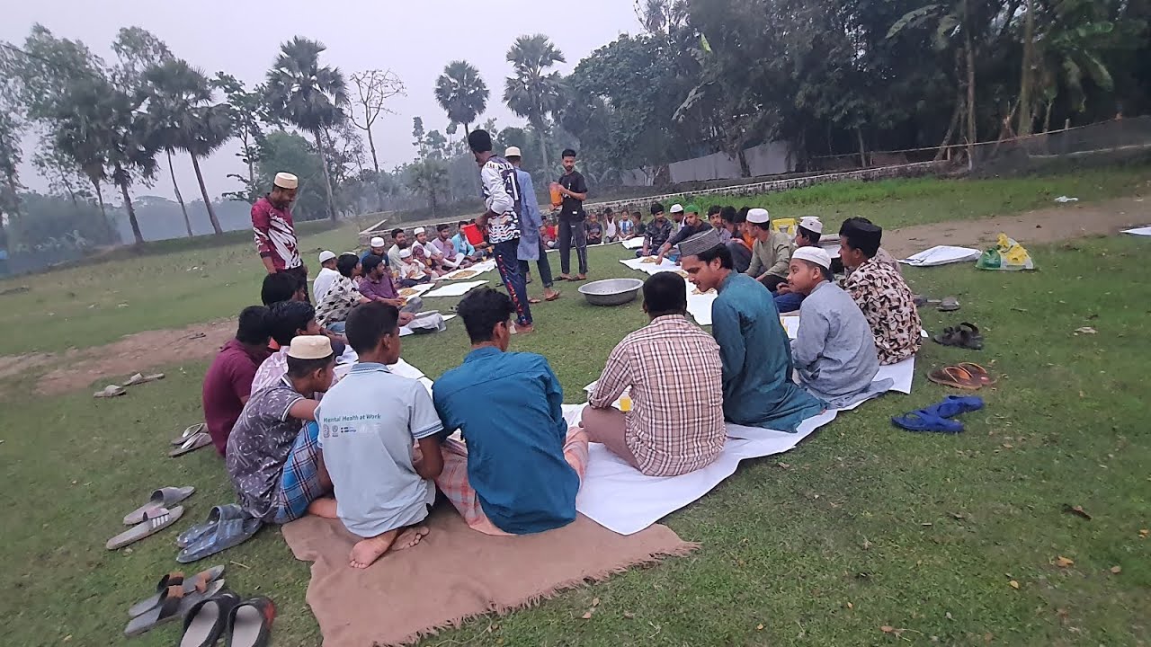 খোলা মাঠে সবাই একসাথে ইফতারি।