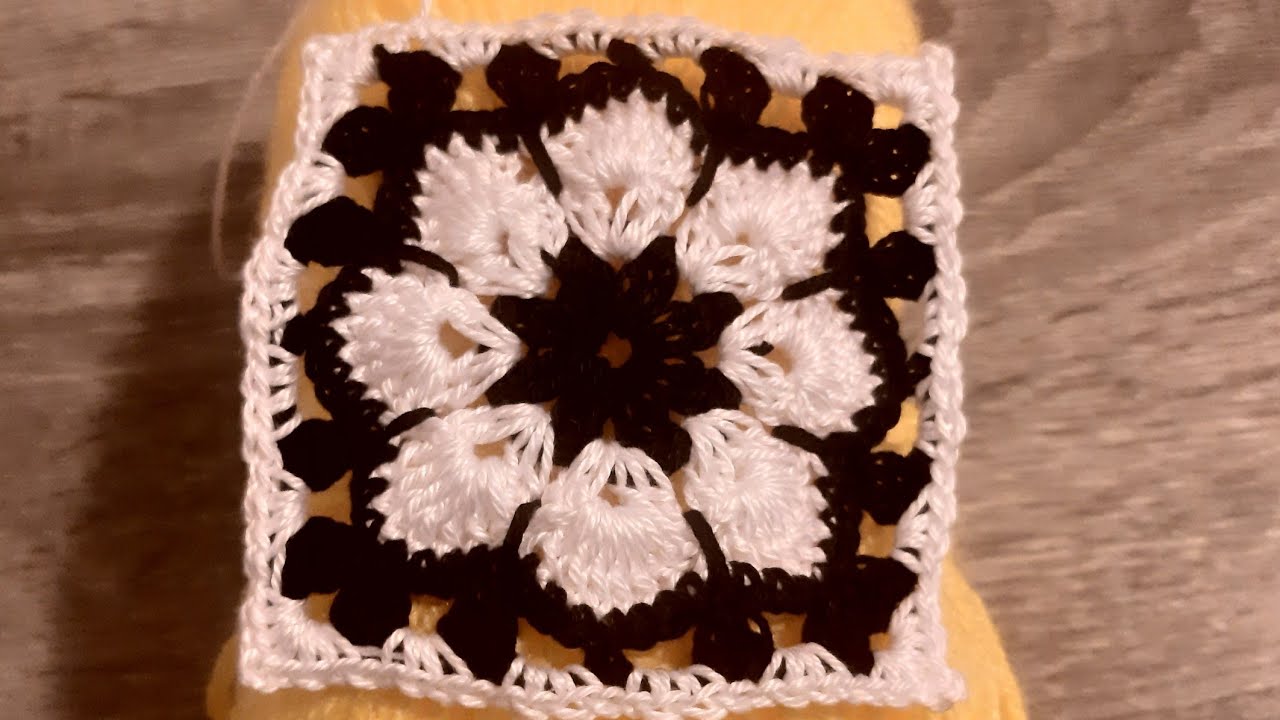 CROCHET- Mattonella quadrata Fiore africano a 8 petali