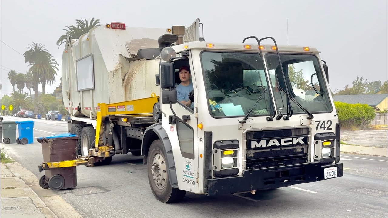 Mack LR Split Body Heil Rapid Rail - City of Santa Cruz