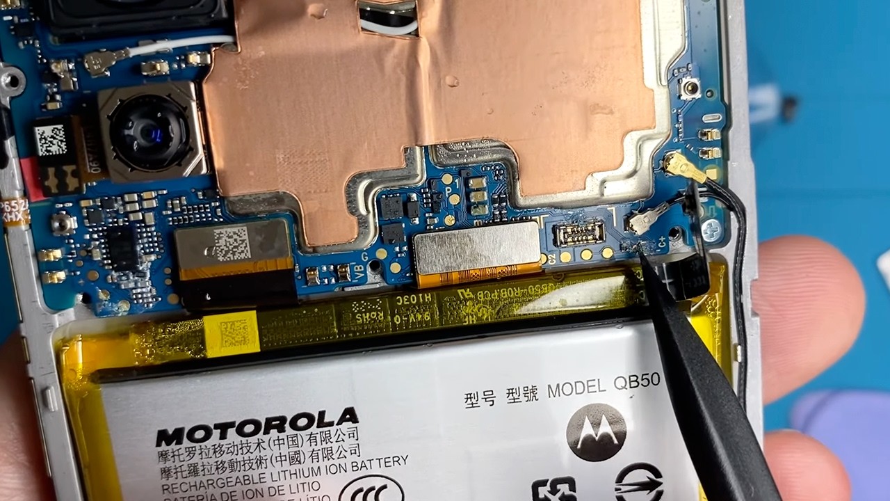 Moto G84 Caiu na Água e Não Liga (Parte 1: Desmontagem e Secagem das Peças)