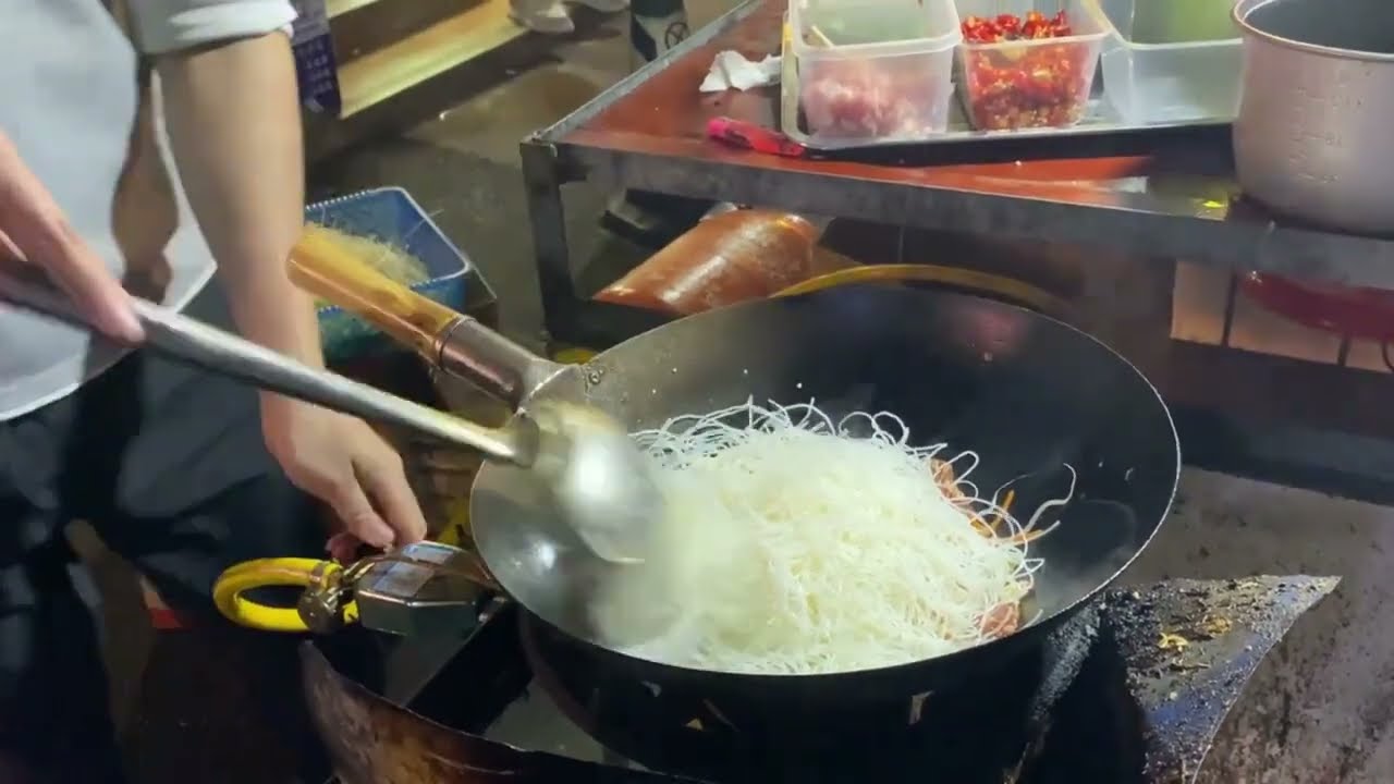 Immersive viewing of street food preparation