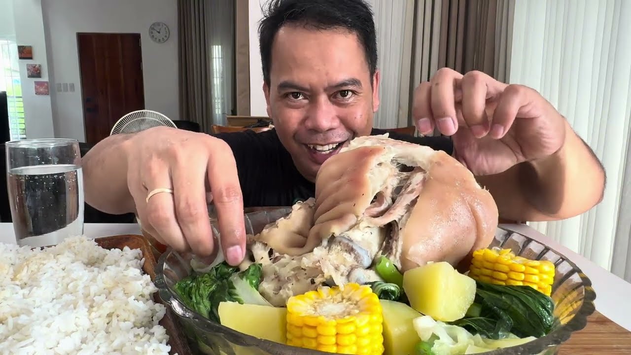 Nilagang Buong Pata 