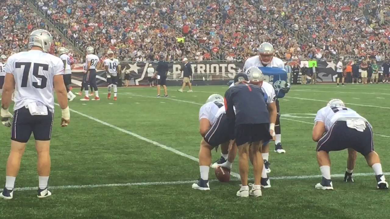 Dante Scarnecchia coaches O-line during training camp drills