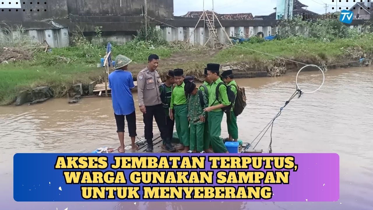 Akses Jembatan Terputus, Warga Gunakan Sampan untuk Menyeberang