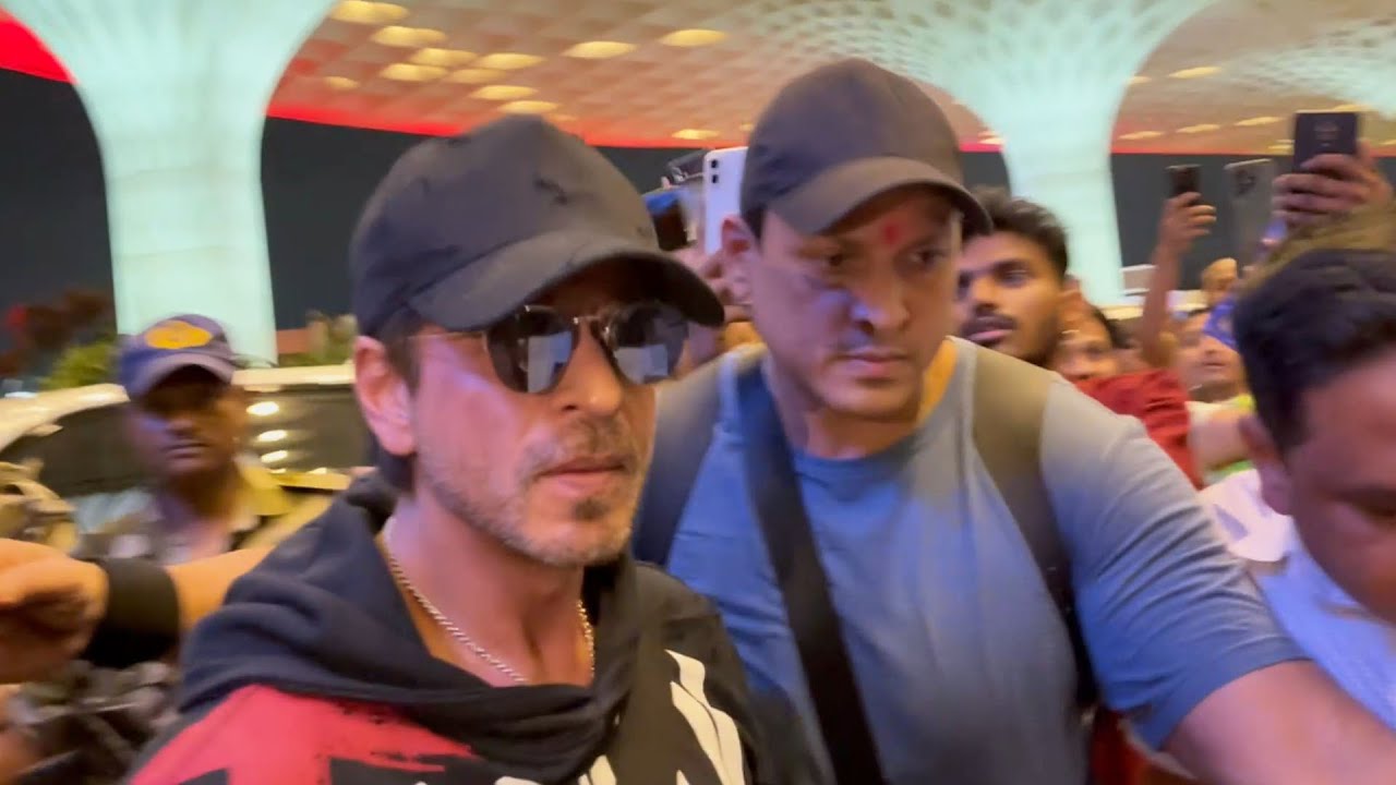 Shah Rukh Khan Fly From Mumbai For IIFA Spotted At Airport
