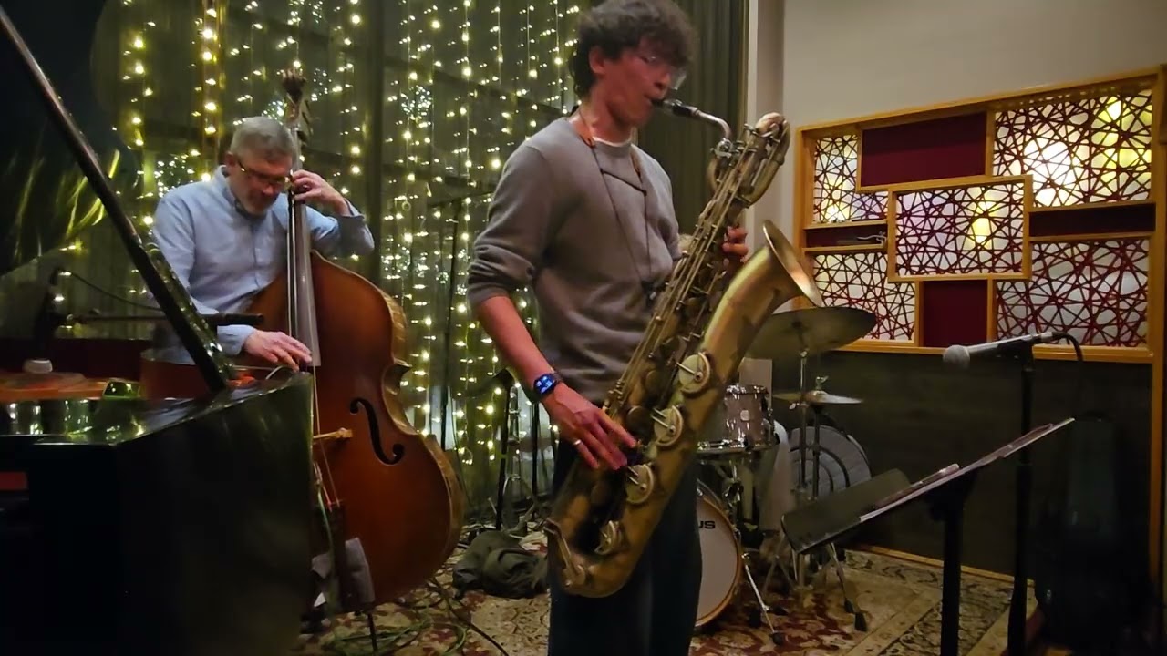 Andy Voelker Jam session @ the Mad Monkfish with the superb Bassist Jef Charland, & the Berklee Kids