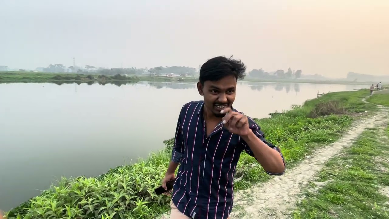 ঢাকার ভিতর একটি ছোট নদী।