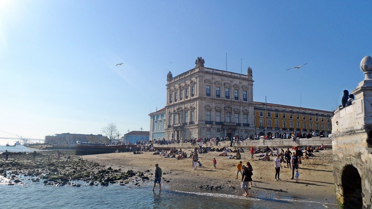 Praia do Terreiro do Paço no centro de Lisboa