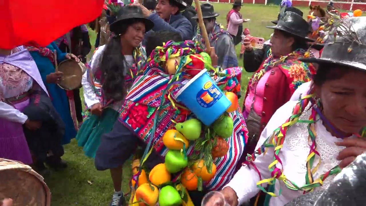 Asi se goza en chilcayoc en los carnavales al compas de la tinya , violin.