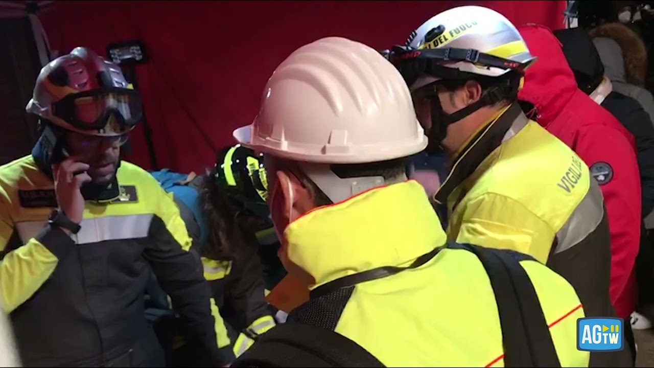Ravanusa, i soccorritori al lavoro nella devastazione dell'esplosione