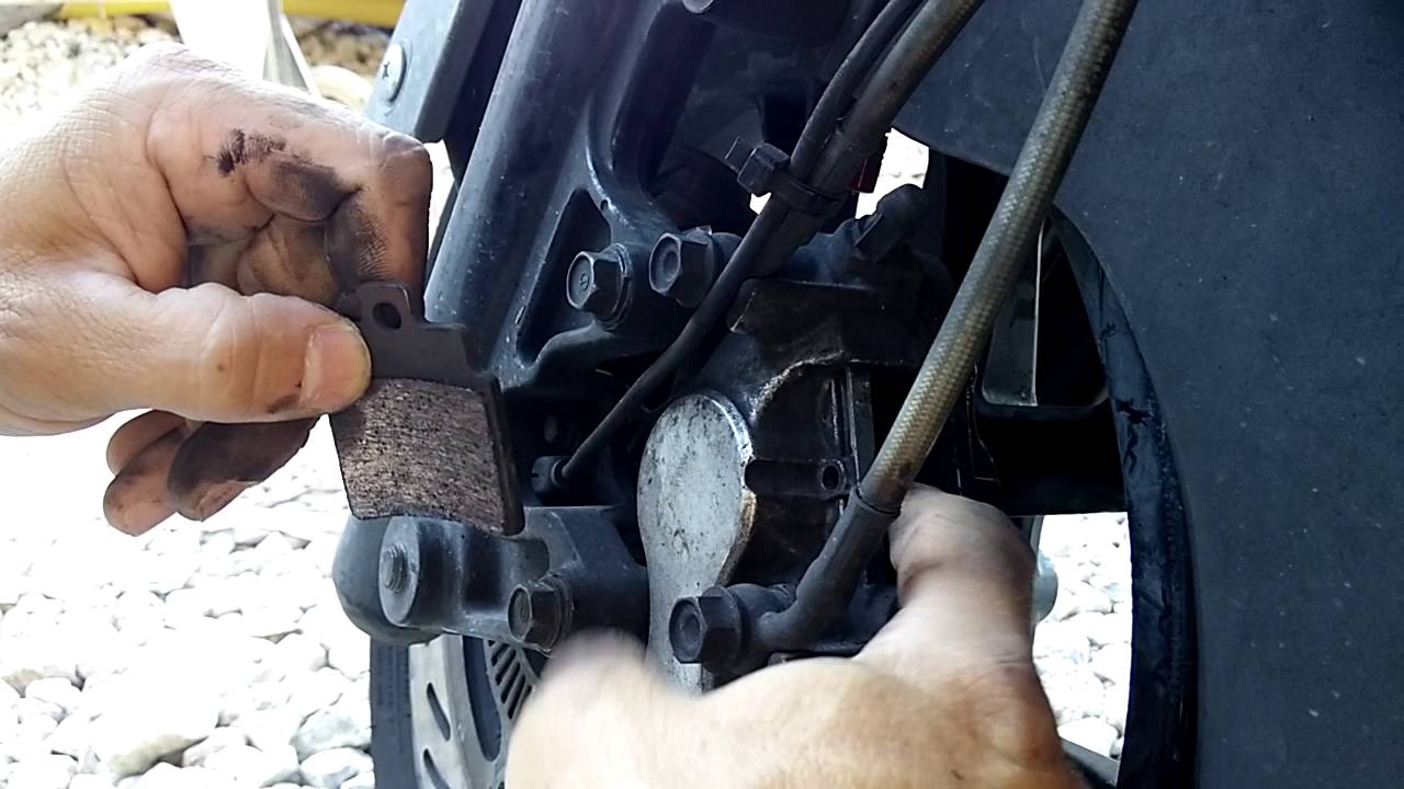 SYM GTS JOYMAX 125 - Comment changer ses plaquettes de frein avant.How to change break pad SYM