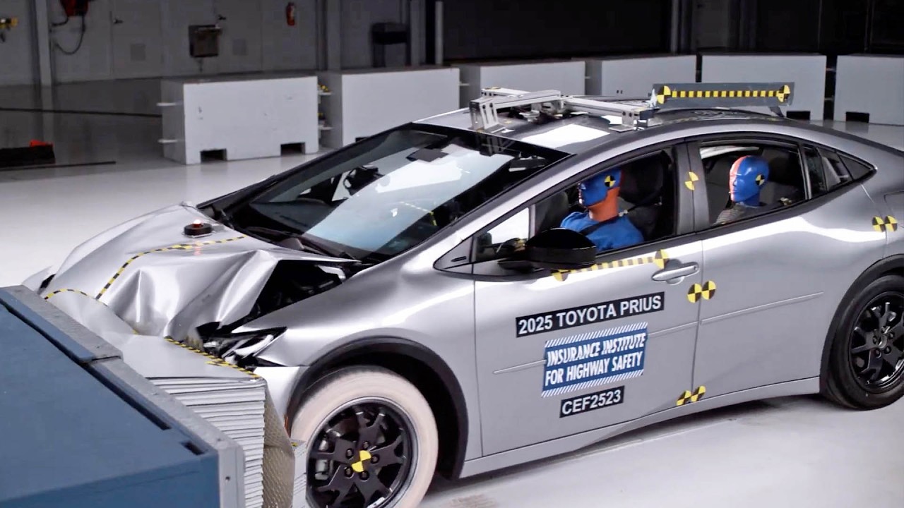 2025 Toyota Prius crash test