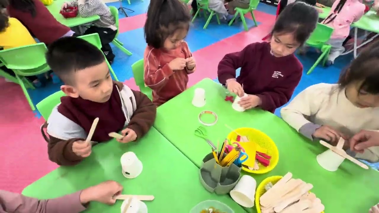 CLB STEM- Chế tạo máy bay lớp 6-6 tuổi A1