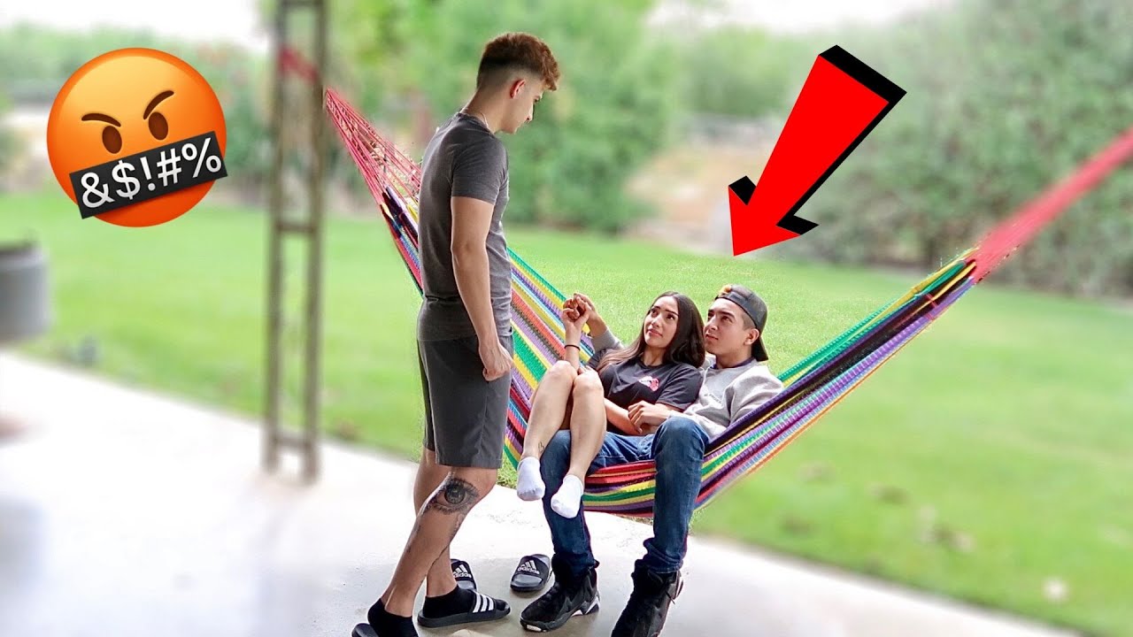 ОБНИМАЮСЬ С КУЗЕНОМ МОЕГО ПАРНЯ НА ЕГО ПРИСУТСТВИИ!! *НАГРЕВАЕТСЯ*