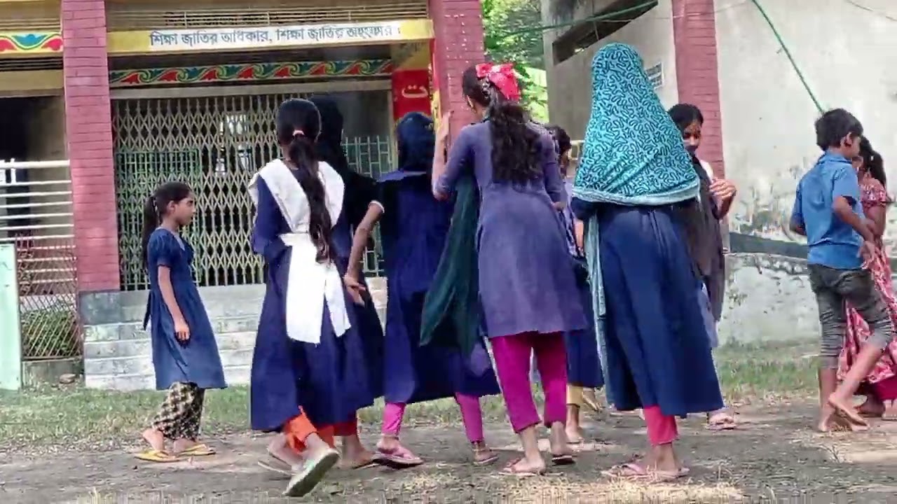 গ্রামে এসে ঘুরে ঘুরে শীতের সকাল উপভোগ করলাম। সাথে দেবরের মুরগির ফার্ম ও ঘুরে দেখলাম। 