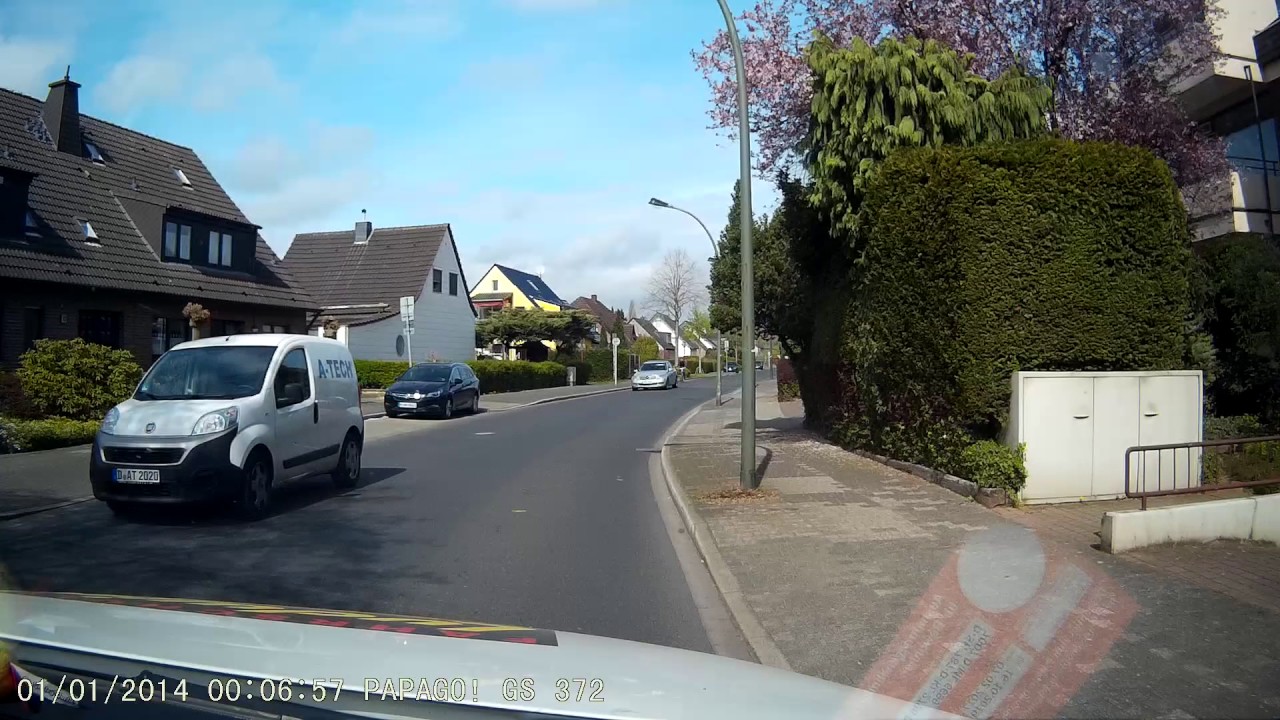 Fahrradfahrer überholen? Bus im Gegenverkehr