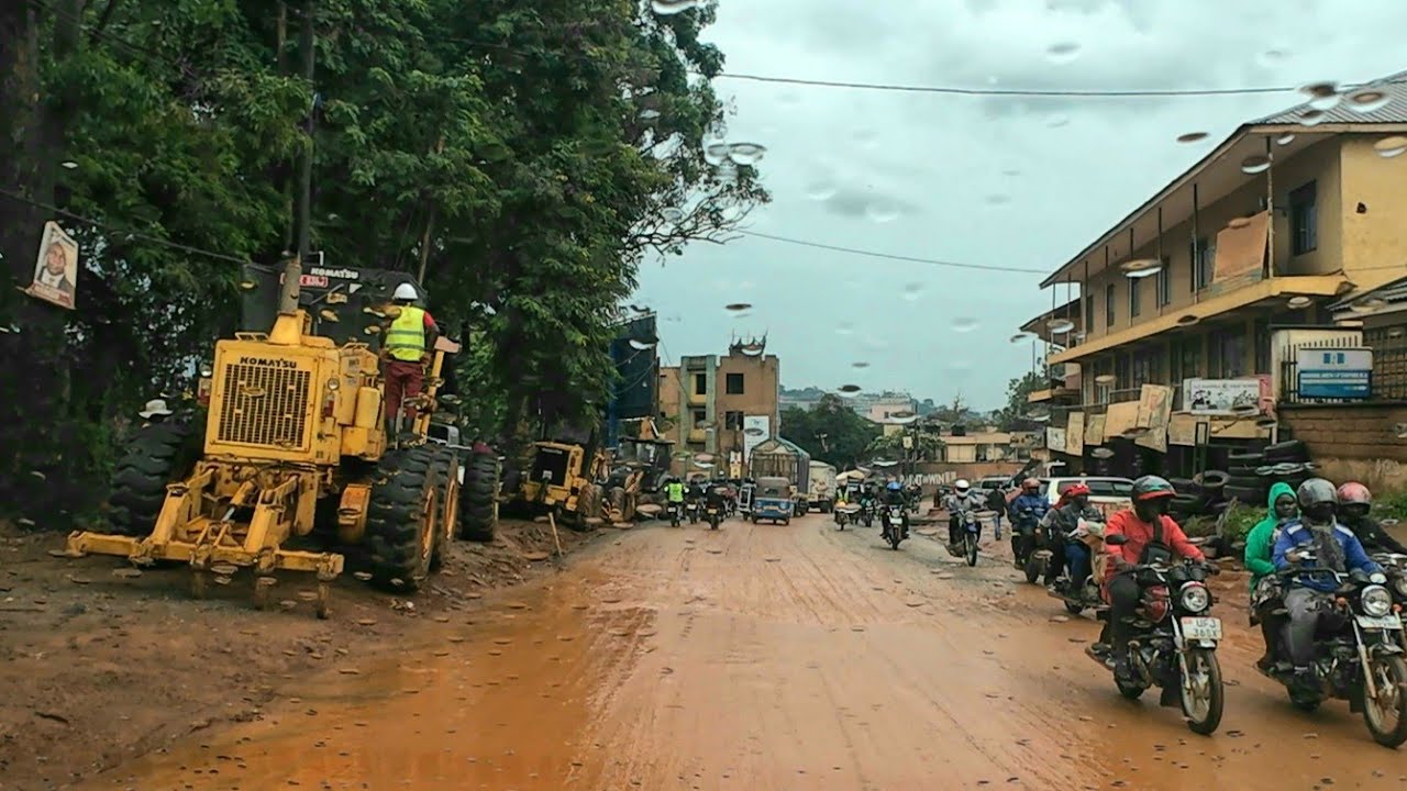 Информация о ходе строительства дороги Old Kampala Road в дождливый день.