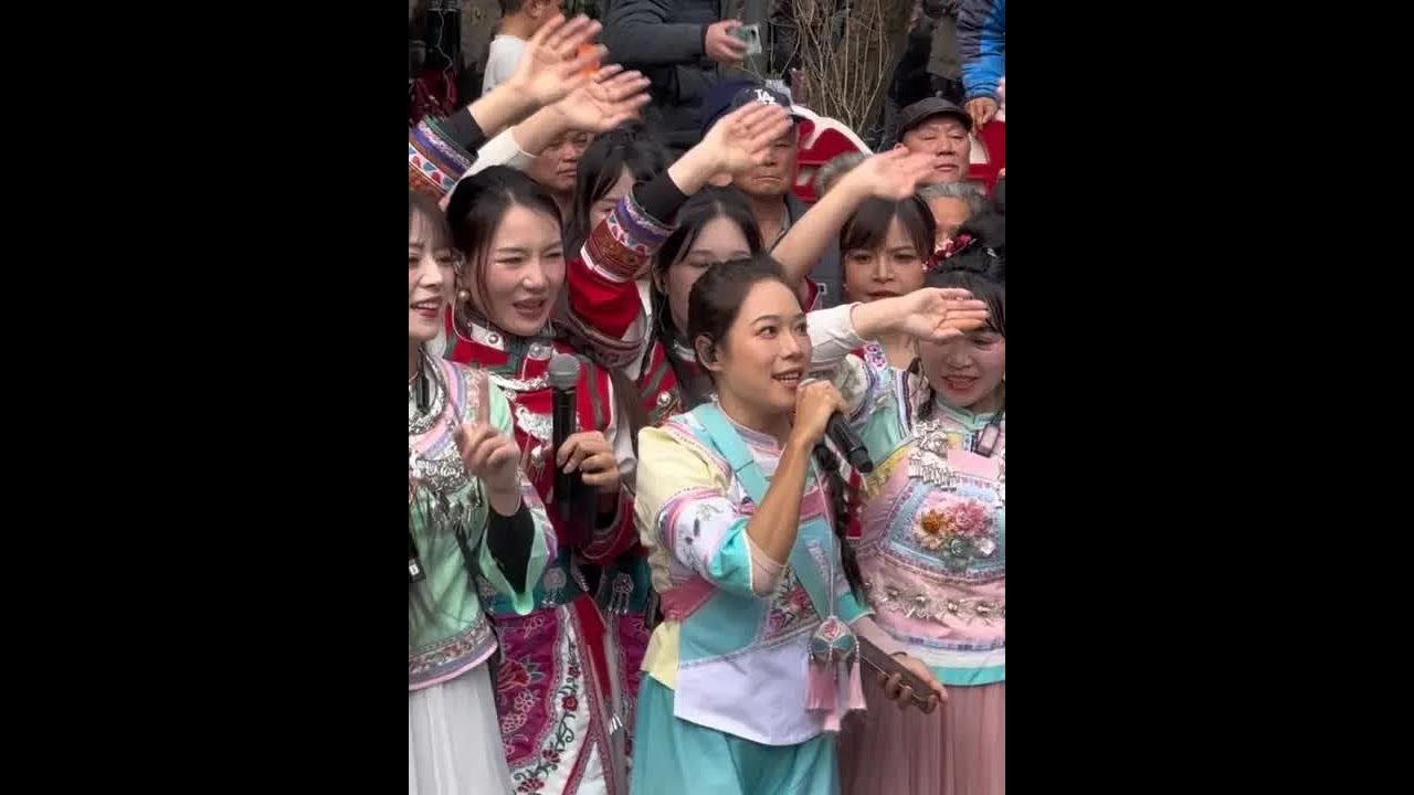 韦忠秀团队演唱#少数民族服饰有多绝 #少数民族风情 #民族文化传承 #山歌热门推送 #鱼峰山公园山歌对唱
