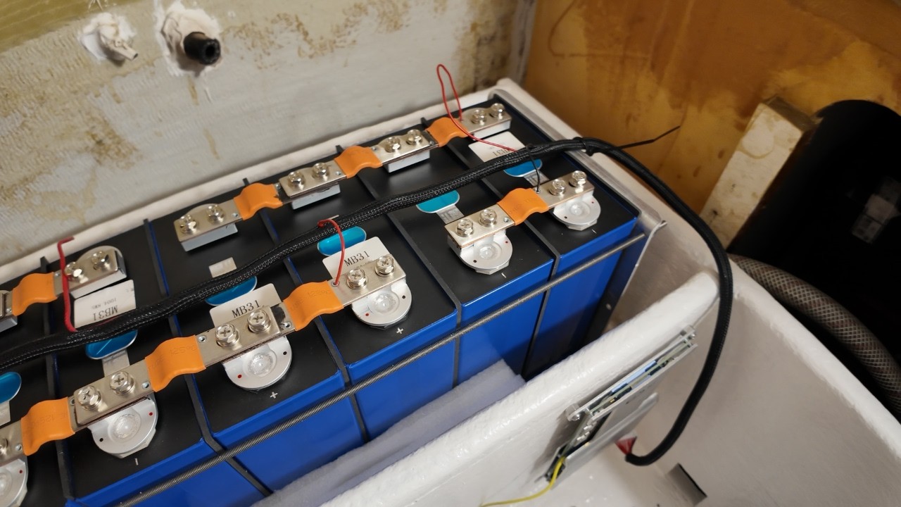 Assembly of our 16 kWh 24v LiFePO4 battery pack with JK BMS and cell compression with foam