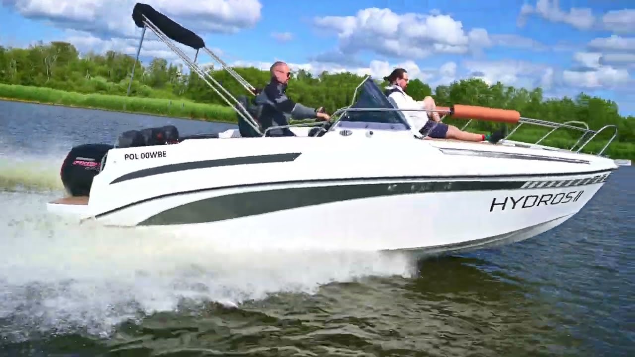 Ł&oacute;dź motorowa Trident 640 Sundeck on water