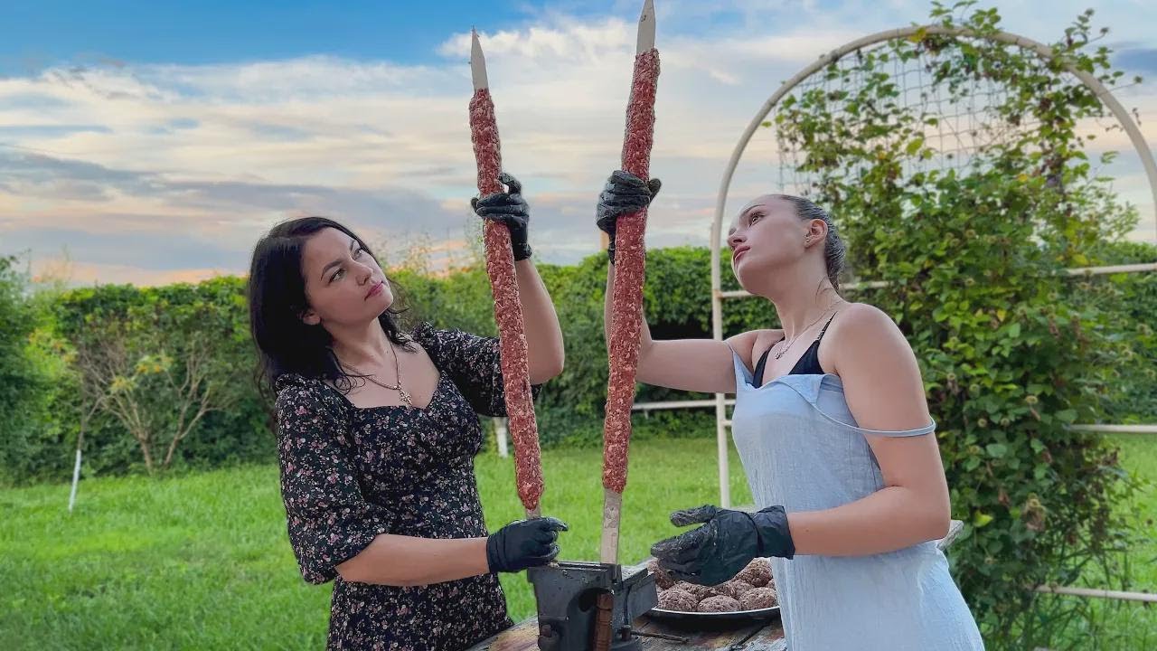 Kebab gigante de cordeiro com bacon: quase 1 metro de puro sabor!