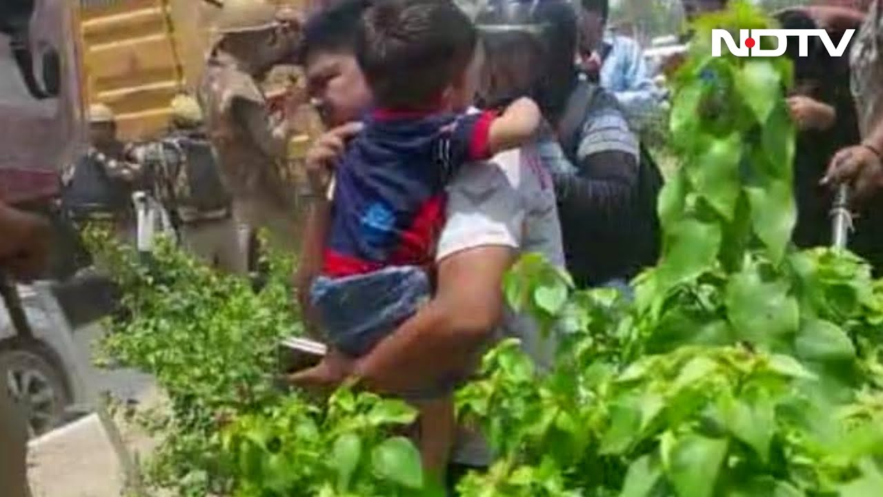 Video: Man Holding Child Runs For Cover Amid Agnipath Protesters vs Cops