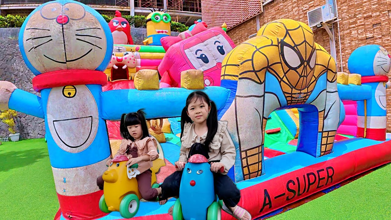 Main Istana Balon Karakter Kartun, Balap Mobil Mobilan, Perosotan di Playground Anak