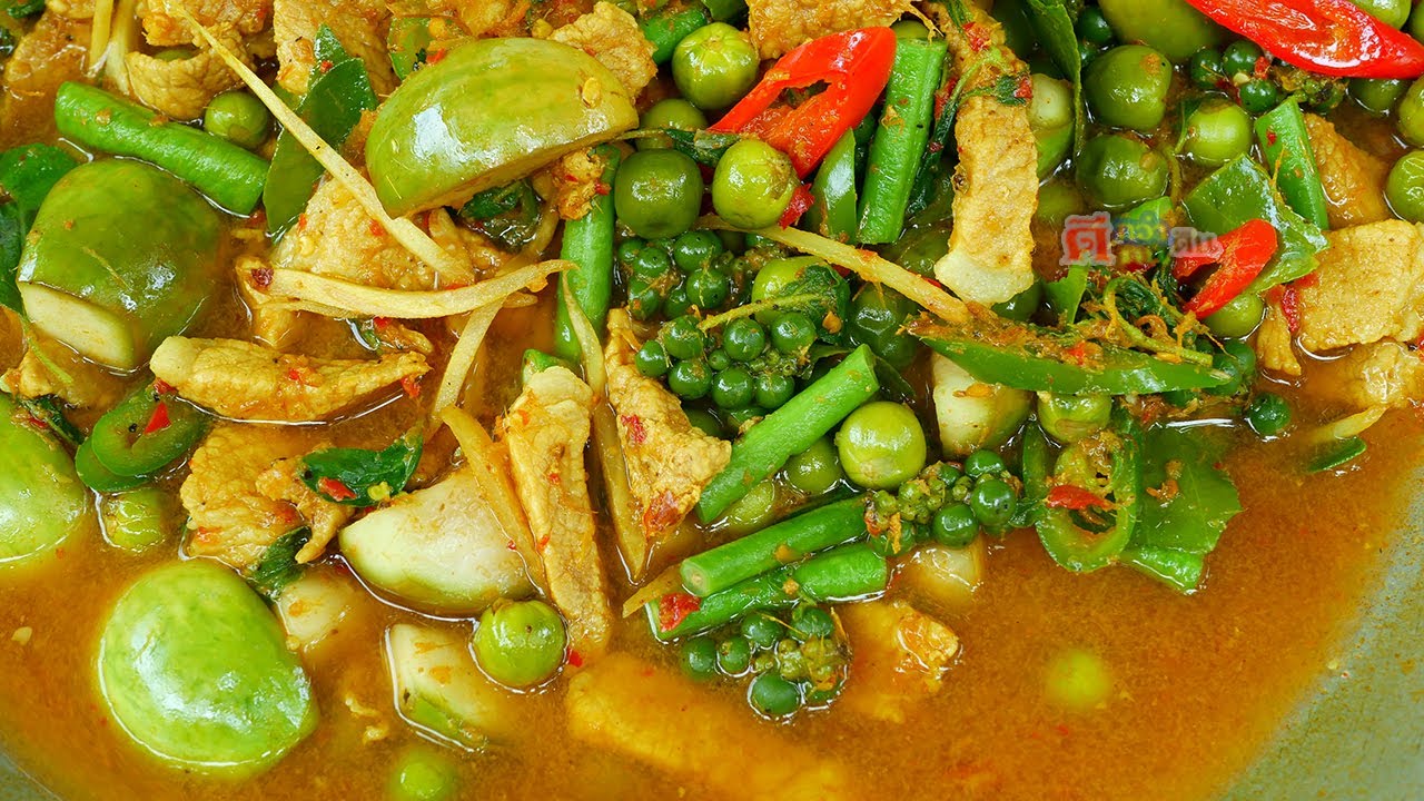 แกงแบบนี้บุกถึงป่าแน่นอน แกงป่าหมู ถึงเครื่องเข้มข้นจัดจ้านแบบไม่ต้องปรุงเยอะ หอมสมุนไพรแบบจัดเต็ม