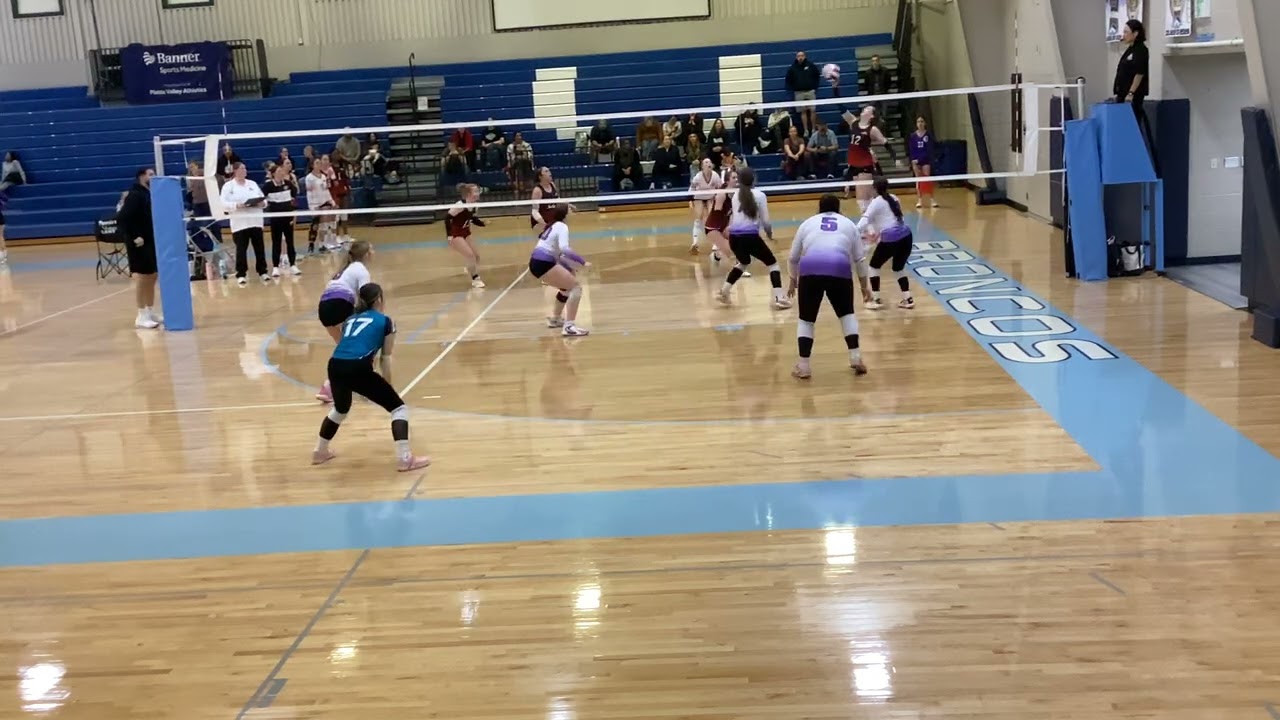 RMR showdown Sunday 15 , end of first set against Premier VBC 16 red