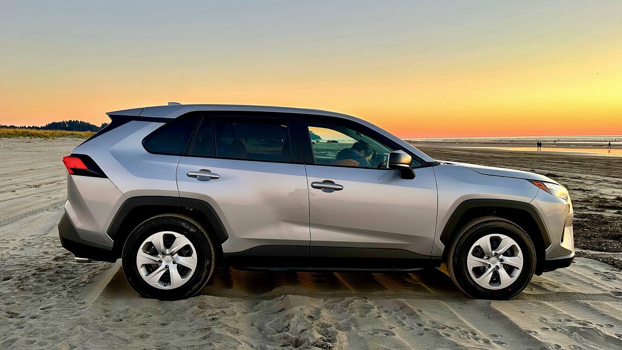 Я купил самую простую Toyota RAV4 LE AWD 2023 года — обзор, поездка и расход топлива