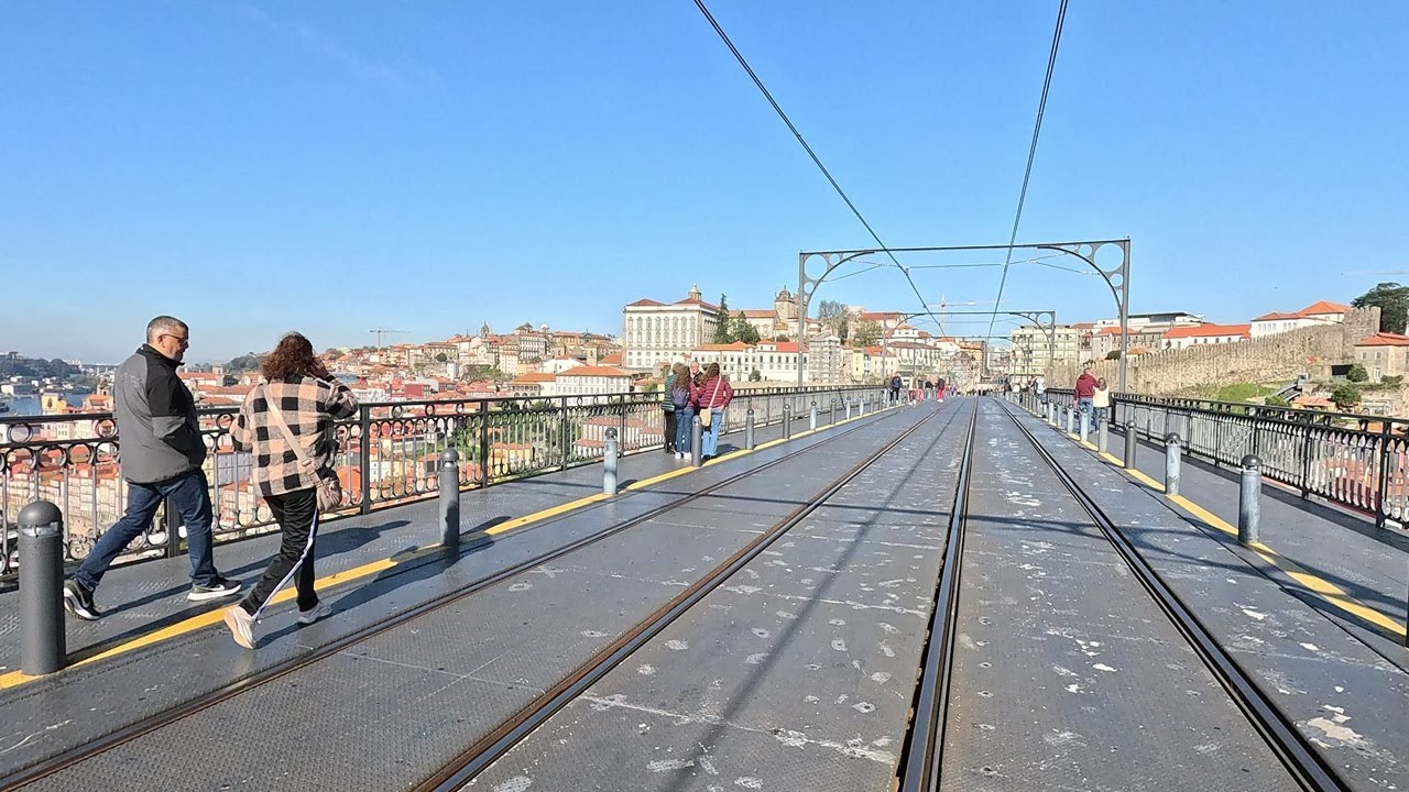 ⁴ᴷ⁶⁰ Walking across Ponte de Dom Lu&iacute;s I from Vila Nova de Gaia to Porto, Portugal