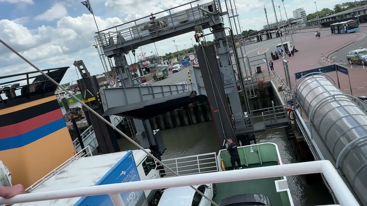 Frisia II Auto-& Passagierfähre (Norden-Frisia) legt an Fähranleger in Norden Norddeich an OnRide