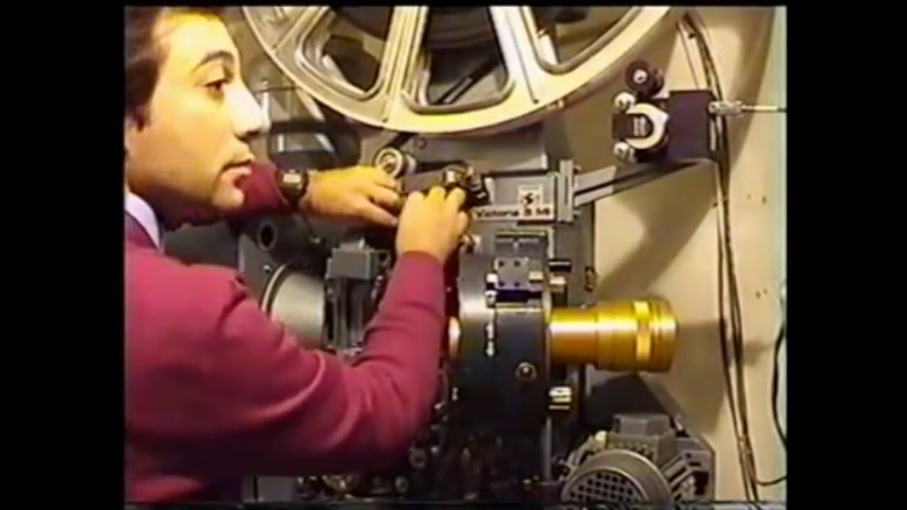Montaggio di un film a pellicola al cinema.