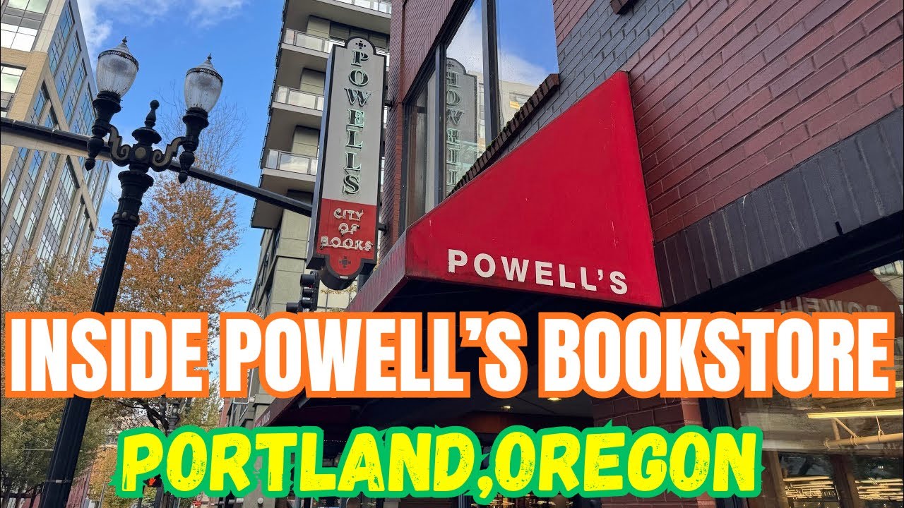 Внутри книжного магазина Powell’s City of Books в Портленде — крупнейшего в мире независимого кни...