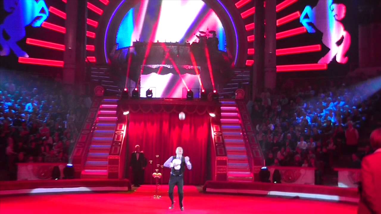 Dmitry Chernov - Large balls juggling @ Nikulin Moscow Circus (LIVE)