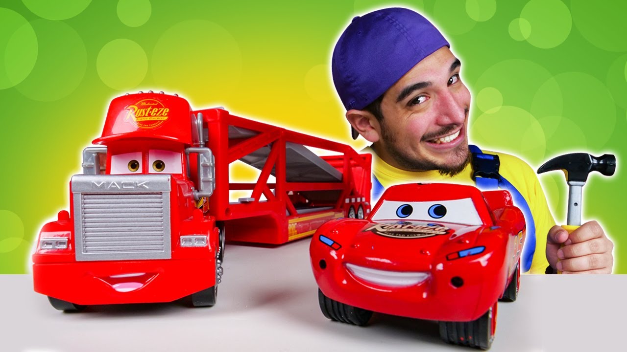 ¡Un camión transportador de coches está roto! Rayo McQueen y los camiones. Vídeos de juguetes .