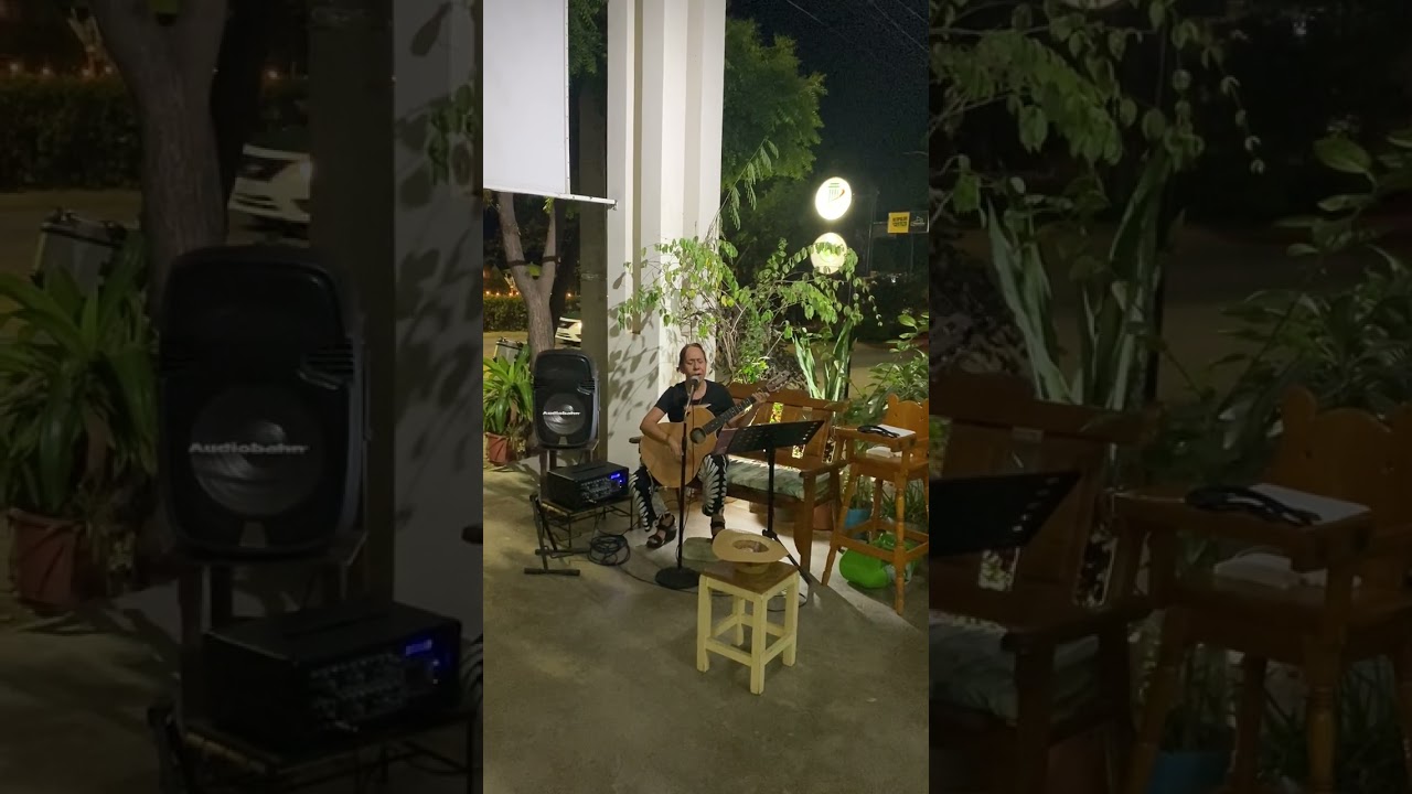 Nuestra amiga Lety en una Noche bohemia en Puerto Escondido, Oaxaca, México, Enero 2026 