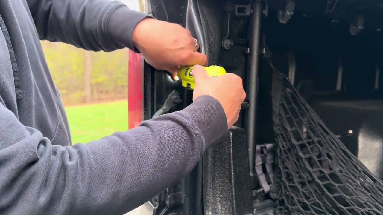 Установка светодиодных фонарей заднего хода Sierra/Silverado 2022-2025. Очень яркие! Ссылка в опи...